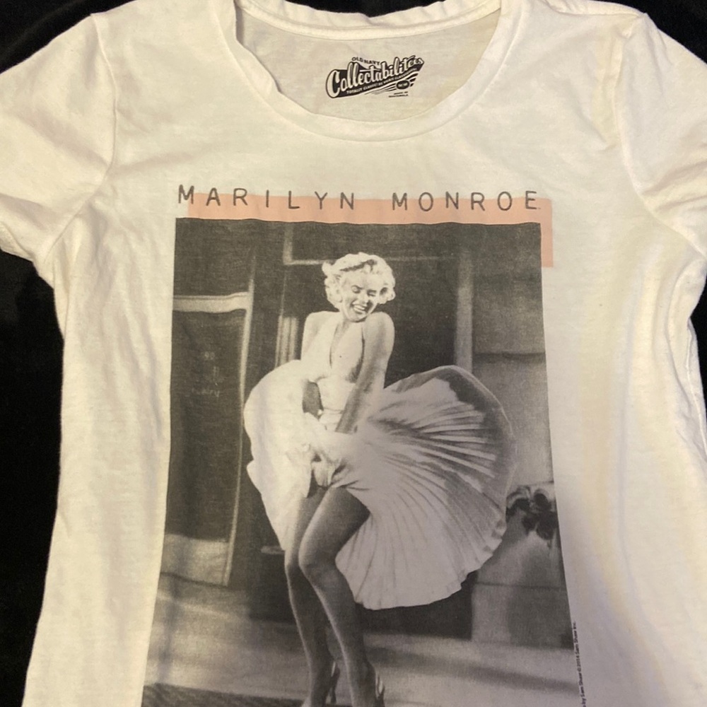 Old Navy Marilyn Monroe tee size medium